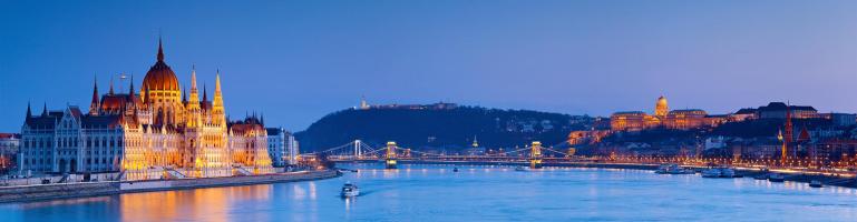 Panoramafoto über die Donau mit dem ungarischen Parlamentsgebäude, der Freiheitsbrücke und der Budaer Burg in Budapest, Ungarn | Seacon Logistics