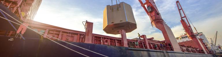 Kraan heft zwaar metaal op containerschip | Seacon Logistics