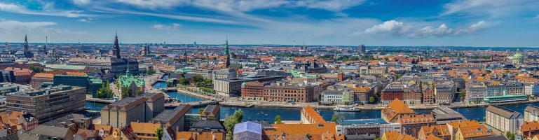 Panoramafoto der Stadt Kopenhagen in der Mitte läuft Fluss Sont | Transport Dänemark | Seacon Logistics
