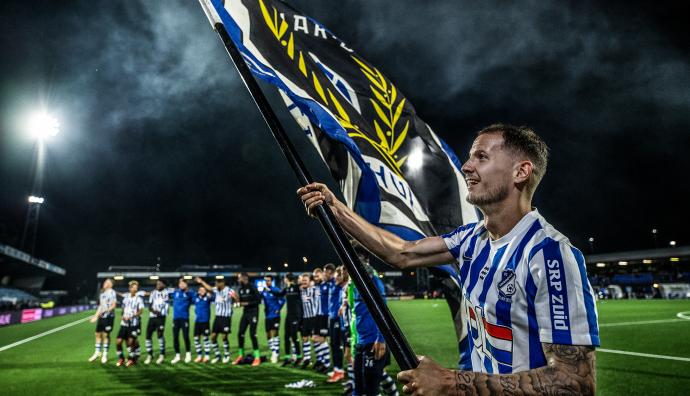 Vlaggende FC Eindhoven voetballer | Seacon Blue | Seacon Logistics