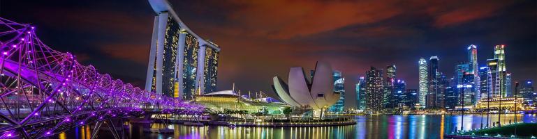 Abendpanorama des Marina Bay Sands in Singapur mit der Helix und dem ArtScience Museum sowie der Stadt im Hintergrund | Transport Singapur | Seacon Logistics