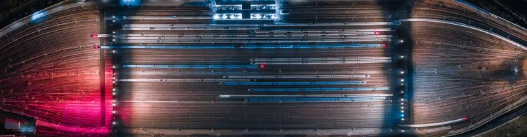 Schienentransport bei Nacht | Seacon Logistics