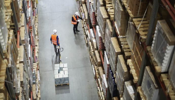 Seacon medewerkers vullen en controleren opslag van warehouse | Werken bij Seacon Logistics