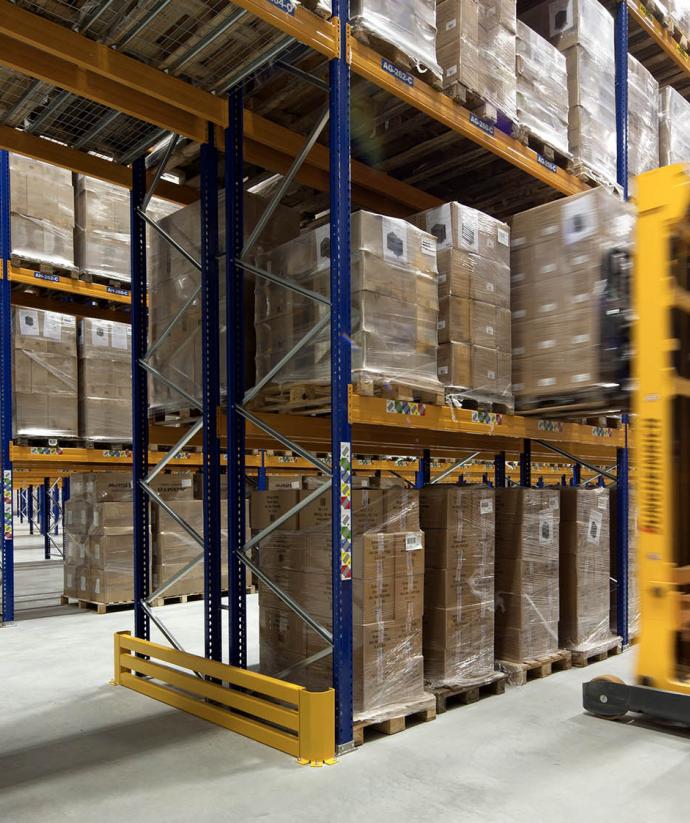 Reachtruckchauffeur rijdt door warehousegang | Werken bij Seacon Logistics