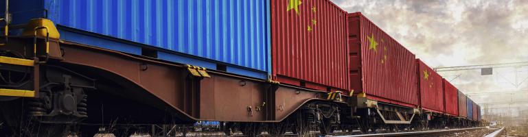 Güterzug-Schienenverkehr | Container mit chinesischer Flagge | Seacon Logistics