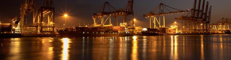 Seefracht bei Nacht | Arbeiten in der Logistik | Seacon Logistics