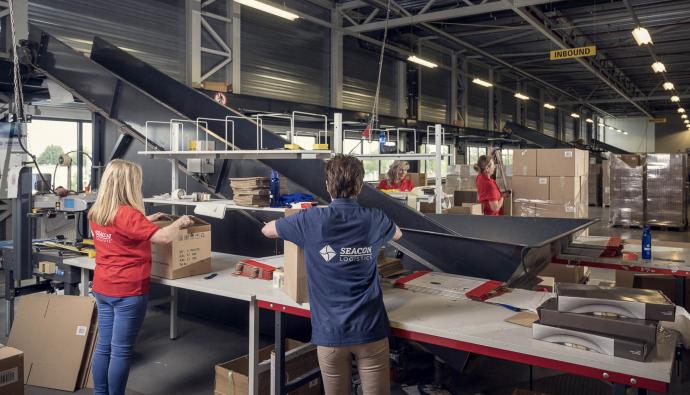 Logisitiek medewerkers aan het werk in een warehouse | Werken bij Seacon Logistics