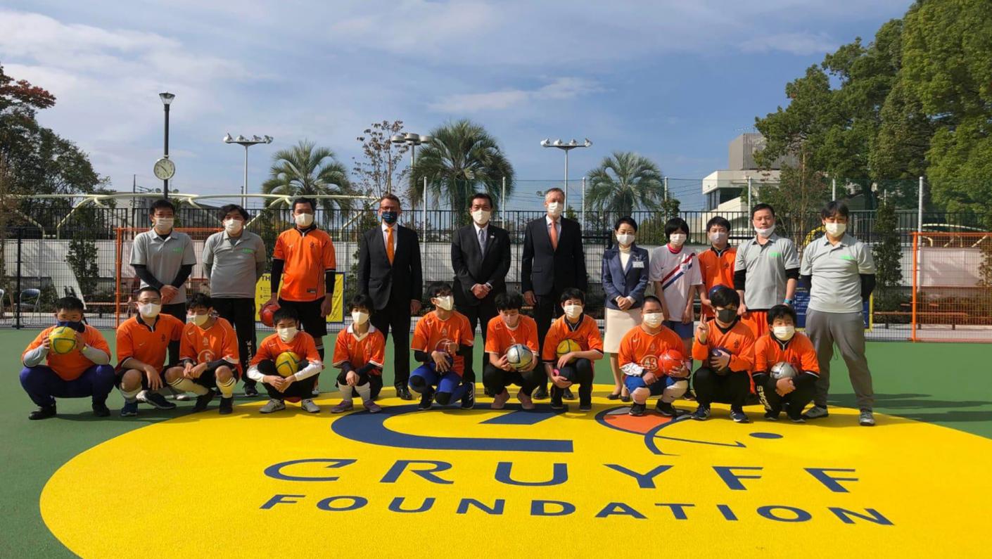 Group photo Johan Cruyff Foundation | Seacon Blue | Seacon Logistics