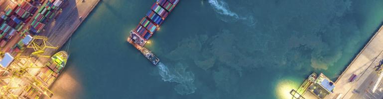 Containerschip met zeevracht ligt voor anker in de haven | Seacon Logistics  