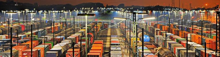 Container voller Fracht bei Nacht | Seacon Logistics