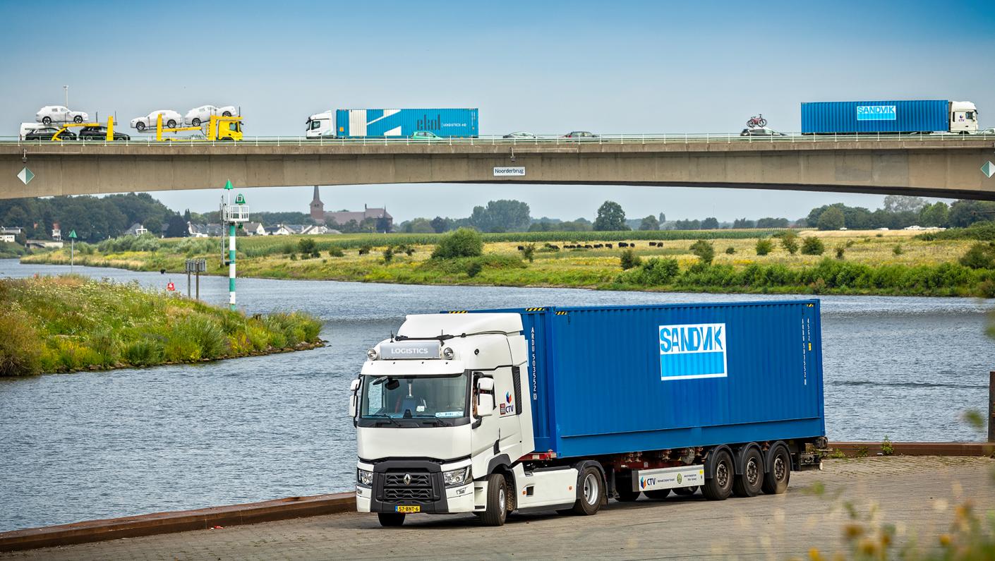 Rijdende Sandvik vrachtwagen | Seacon Logistics