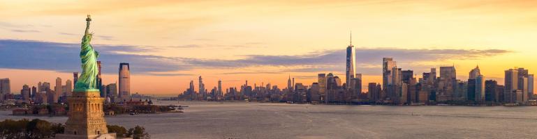 Panorama foto van de skyline van New York City met het Vrijheidsbeeld in de voorgrond | Transport Verenigde Staten VS | Seacon Logistics 