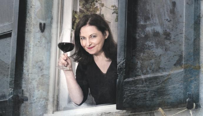 Daniela Menapace met glas wijn Vinissimo | Seacon Logistics