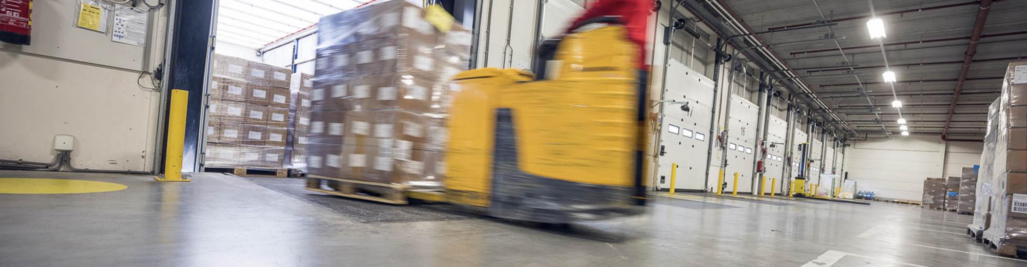 Bewegende heftruck met warehouse goederen | Seacon Logistics