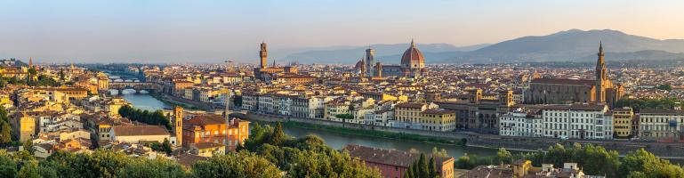 Panoramafoto vom Piazzale Michelangelo über das alte Stadtzentrum von Florenz, Italien. Einschließlich der Kathedrale von Florenz. | Seacon Logistics