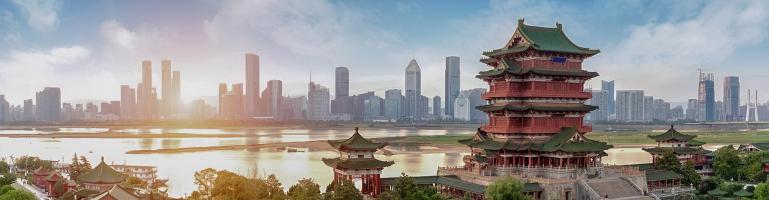 Panorama van China met op de voorgrond het paviljoen van Prins Teng en in de achtergrond de moderne stad | Transport China | Seacon Logistics