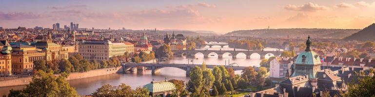 Panoramafoto der tschechischen Stadt Prag mit: Moldau mit ihren ikonischen Brücken und der Opéra Garnier | Transport Tschechische Republik | Seacon Logistics  