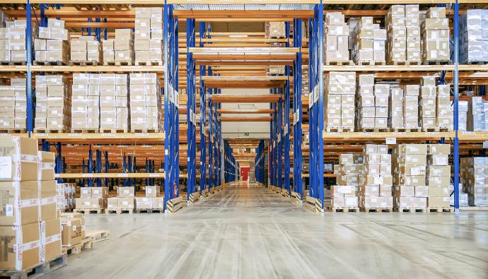 Warehouse gang met opgestapelde dozen van Seacon warehouse | Werken bij Seacon Logistics