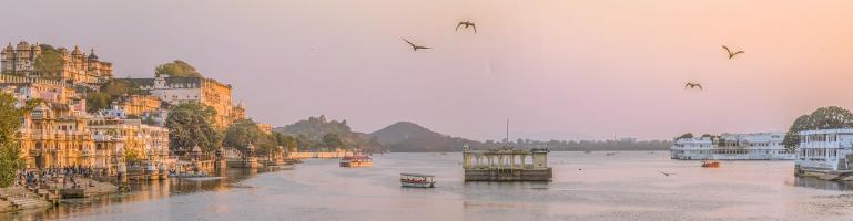 De Indiase stad Udaipur aan het water tijdens zonsondergang | Transport India | Seacon Logistics
