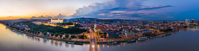 Panoramafoto van de Slowaakse stad Bratislava met o.a. het Kasteel van Bratislava en de Sint-Maartenskathedraal | Transport Slowakije | Seacon Logistics 