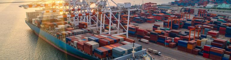 Großes buntes Containerschiff im Hafen | Seacon Logistics