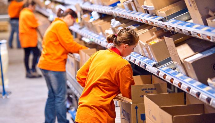 Amway-medewerkers tijdens VAL services | Seacon Logistics 