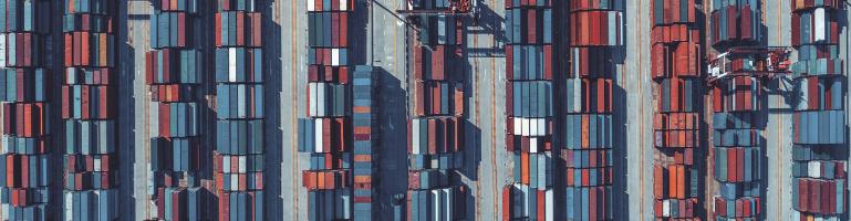Gekleurde containers van bovenaf gefotografeerd | Seacon Logistics