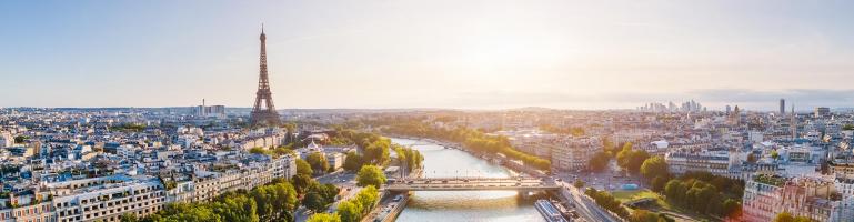 Panorama luchtfoto van de skyline van Parijs (Frankrijk) met onder andere de Eiffeltoren en de rivier Seine. | Seacon Logistics