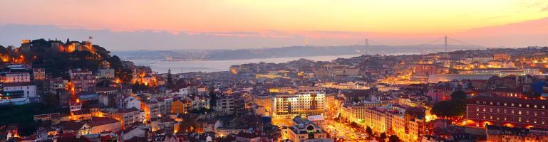 Panoramafoto der Stadt Lissabon, Portugal, am Abend. | Seacon Logistik