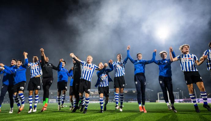 Jubelnde FC Eindhoven Fußballer | Seacon Blue | Seacon Logistics